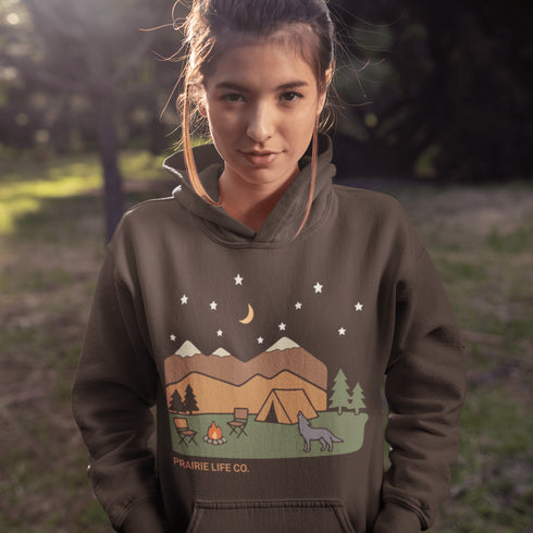 Inspired by moonlit nights and the untamed call of the wilderness, the Howling Wolf Camping Hoodie captures the raw beauty of life outdoors.