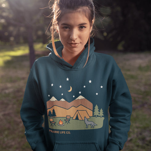 Inspired by moonlit nights and the untamed call of the wilderness, the Howling Wolf Camping Hoodie captures the raw beauty of life outdoors.