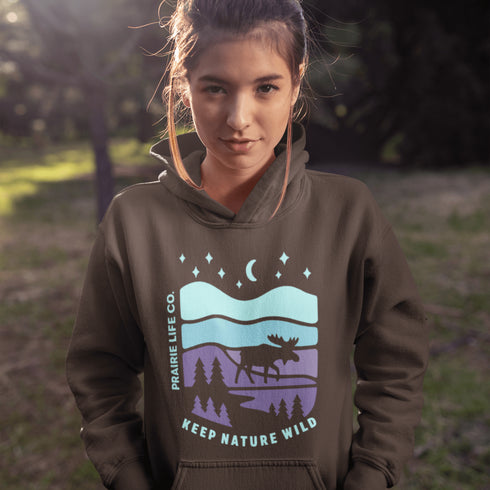 Featuring a minimalist moose design inspired by Canada’s untamed landscapes, this hoodie captures the simple joy of being present in nature.