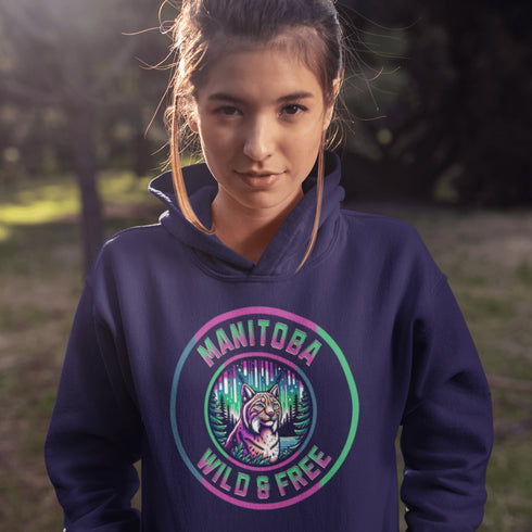 Step into the wild with our Manitoba – Wild & Free hoodie, featuring a striking graphic of a lynx under the glow of the northern lights.
