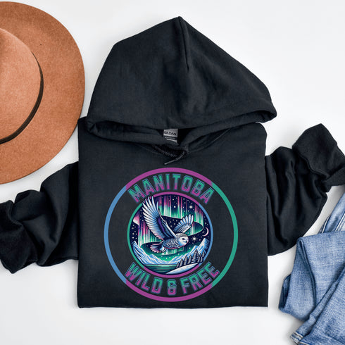 Featuring a stunning graphic of a majestic snowy owl in flight, set against the glowing northern lights, this hoodie embodies the freedom and grace of the province’s untamed wilderness.