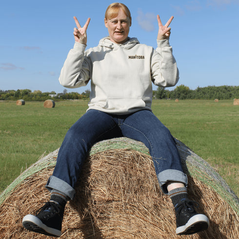 Our Manitoba sweater features a stunning wheat graphic that pays homage to the beautiful prairies of Canada.